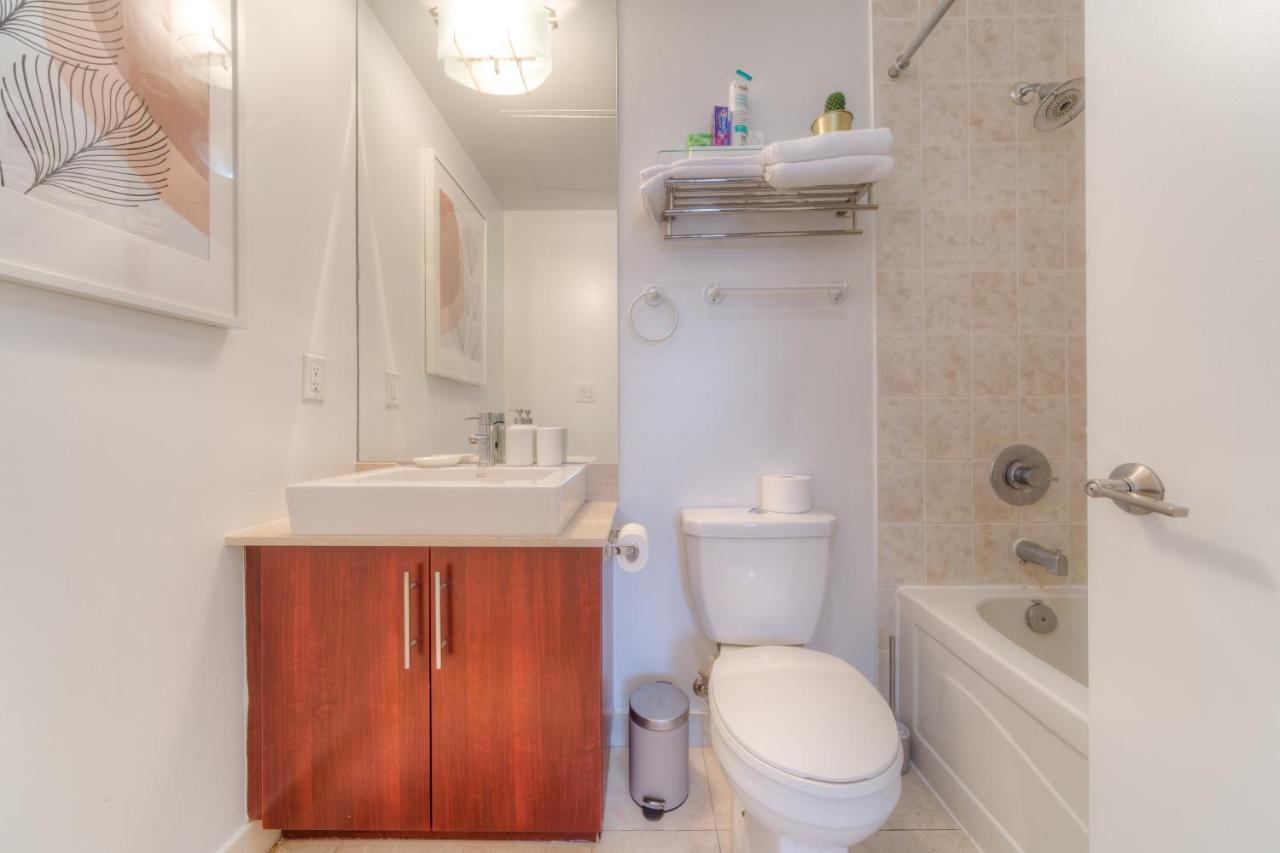Stylish Newly Furnished Condo With Beautiful Lake View Toronto Kültér fotó
